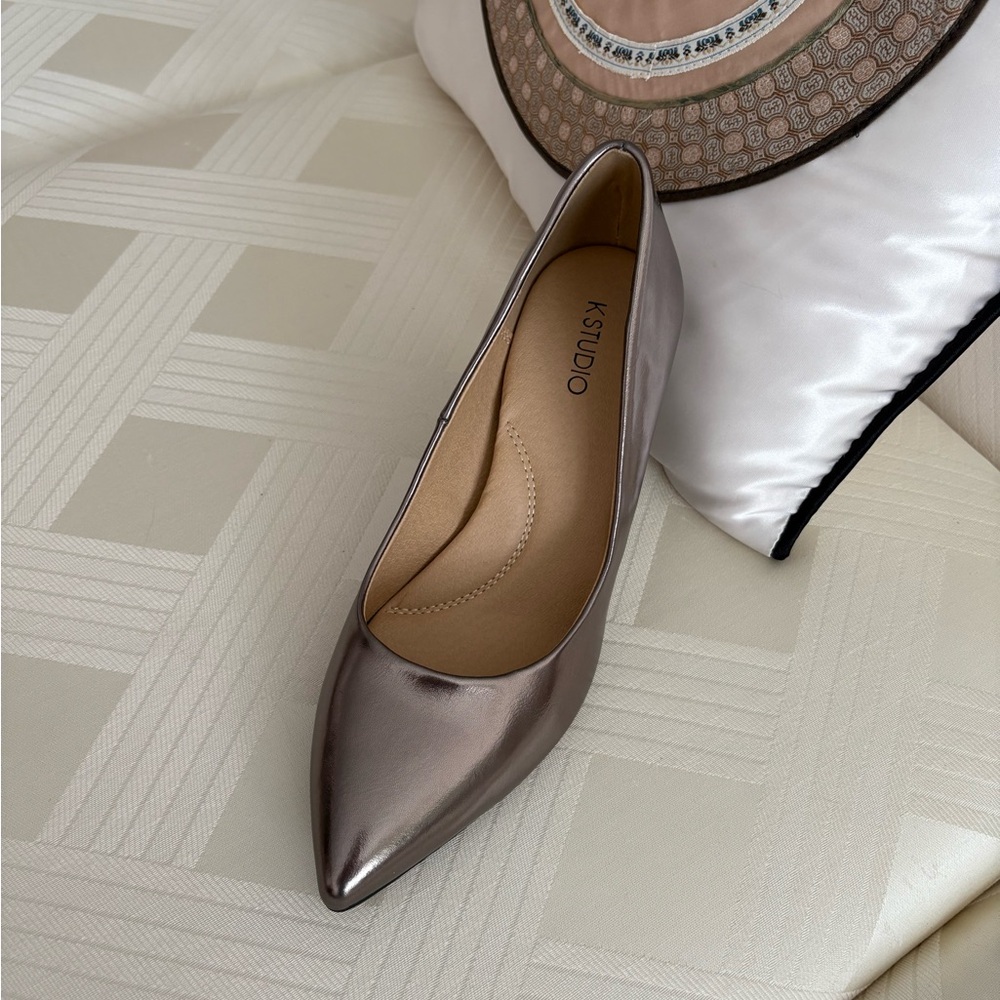Classy Pointed Toe Heels - Picture 3 of 4